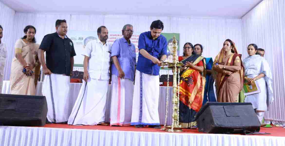 വൈപ്പിൻ - പള്ളിപ്പുറം സംസ്ഥാന പാതയിൽ കേരള സ്റ്റേറ്റ് ട്രാൻസ്പോർട്ട് പ്രൊജക്ട് (കെ.എസ്.ടി.പി) പദ്ധതി നടപ്പാക്കുന്നതിന്റെ ഉദ്ഘാടനം  പൊതുമരാമത്ത് വകുപ്പ്  മന്ത്രി പി.എ. മുഹമ്മദ് റിയാസ്   നിർവ്വഹിക്കുന്നു.
