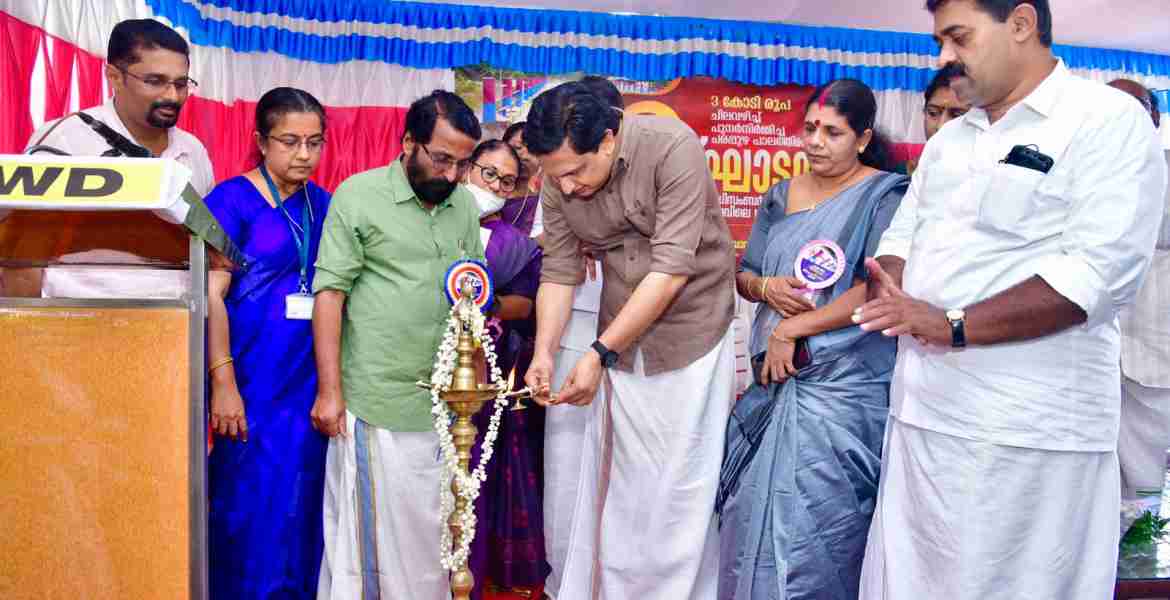 പരപ്പുഴ പാലം ഉദ്‌ഘാടനം പൊതുമരാമത്ത് വകുപ്പ് മന്ത്രി പി എ മുഹമ്മദ് റിയാസ് നിർവഹിക്കുന്നു