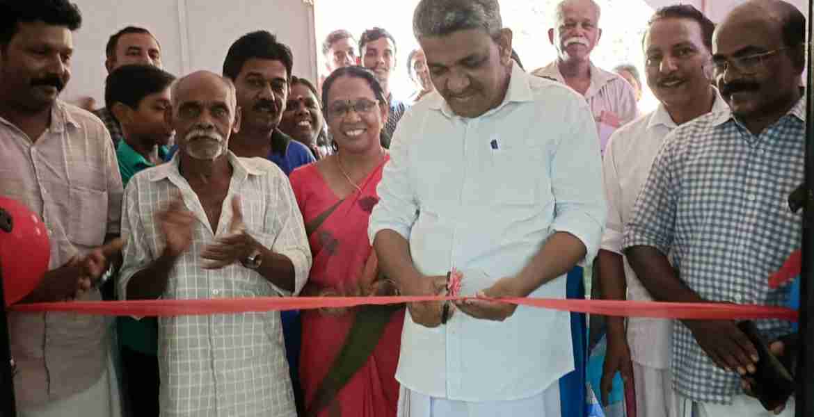 നവീകരിച്ച പീച്ചി ശുദ്ധജല അക്വേറിയം ഉദ്ഘാടനം ജില്ലാ പഞ്ചായത്ത് പ്രസിഡൻറ് പി കെ ഡേവിസ് മാസ്റ്റർ നിർവഹിക്കുന്നു