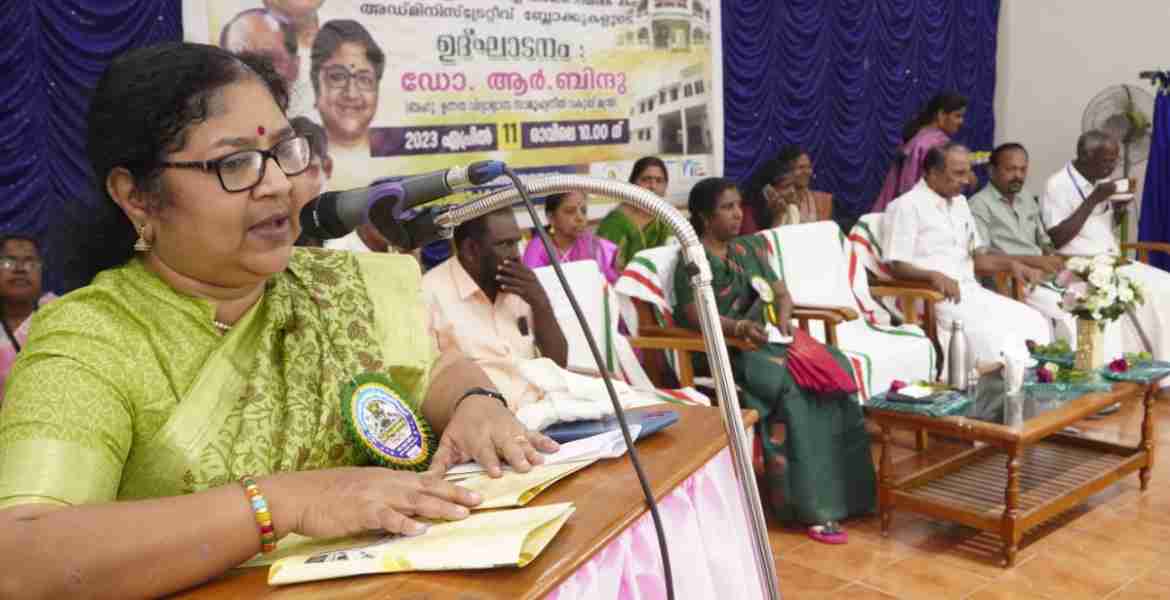 തൃപ്പൂണിത്തുറ സർക്കാർ സംസ്കൃത കോളേജിൽ കിഫ്ബി, റൂസ ഫണ്ടുകൾ ഉപയോഗിച്ച് നിർമ്മിച്ച അക്കാദമിക് കം അഡ്മിനിസ്ട്രേറ്റീവ് ബ്ലോക്കുകളുടെ ഉദ്ഘാടനം ഉന്നത വിദ്യാഭ്യാസ സാമൂഹ്യനീതി വകുപ്പ് മന്ത്രി ഡോ. ആർ ബിന്ദു നിർവഹിക്കുന്നു.