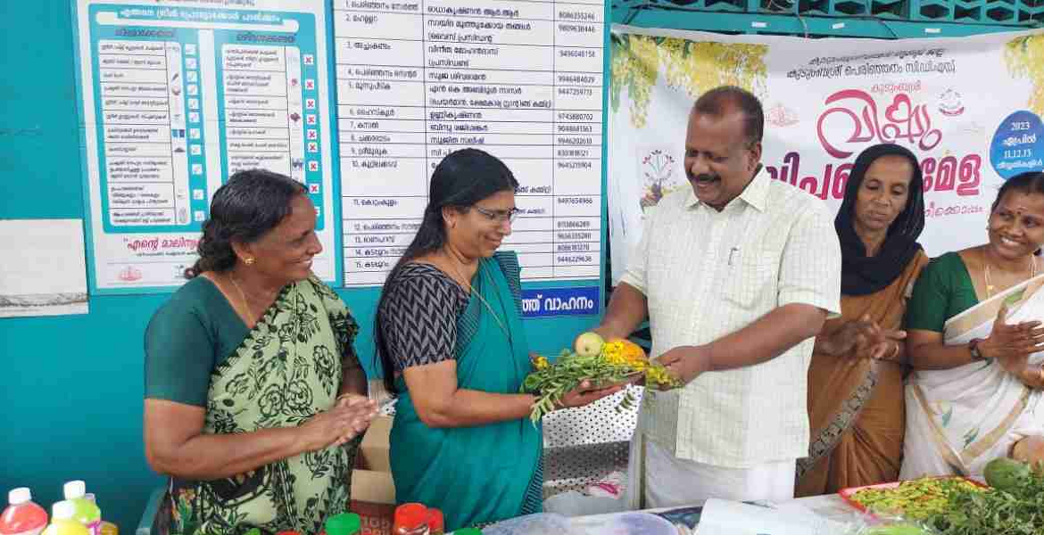പെരിഞ്ഞനം ഗ്രാമപഞ്ചായത്തിൽ കുടുംബശ്രീ വിഷുച്ചന്തയുടെ ഇ ടി ടൈസൺ മാസ്റ്റർ എംഎൽഎ ഉദ്ഘാടനം ചെയ്യുന്നു