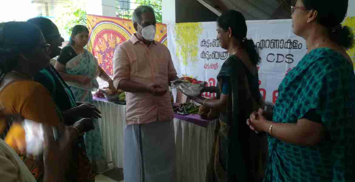 കുമ്പളം ഗ്രാമപഞ്ചായത്ത് ഓഫീസിന് മുന്നില്‍ ആരംഭിച്ച വിഷു ചന്ത പഞ്ചായത്ത് പ്രസിഡന്റ് കെ.എസ് രാധാകൃഷ്ണന്‍ ഉദ്ഘാടനം ചെയ്യുന്നു