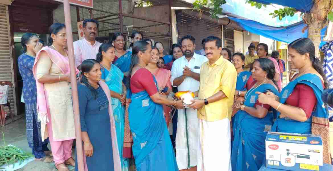 പറപ്പൂക്കരയിൽ ആരംഭിച്ച കുടുംബശ്രീ വിഷു വിപണന മേള കെ കെ രാമചന്ദ്രൻ എംഎൽഎ ഉദ്ഘാടനം ചെയ്യുന്നു