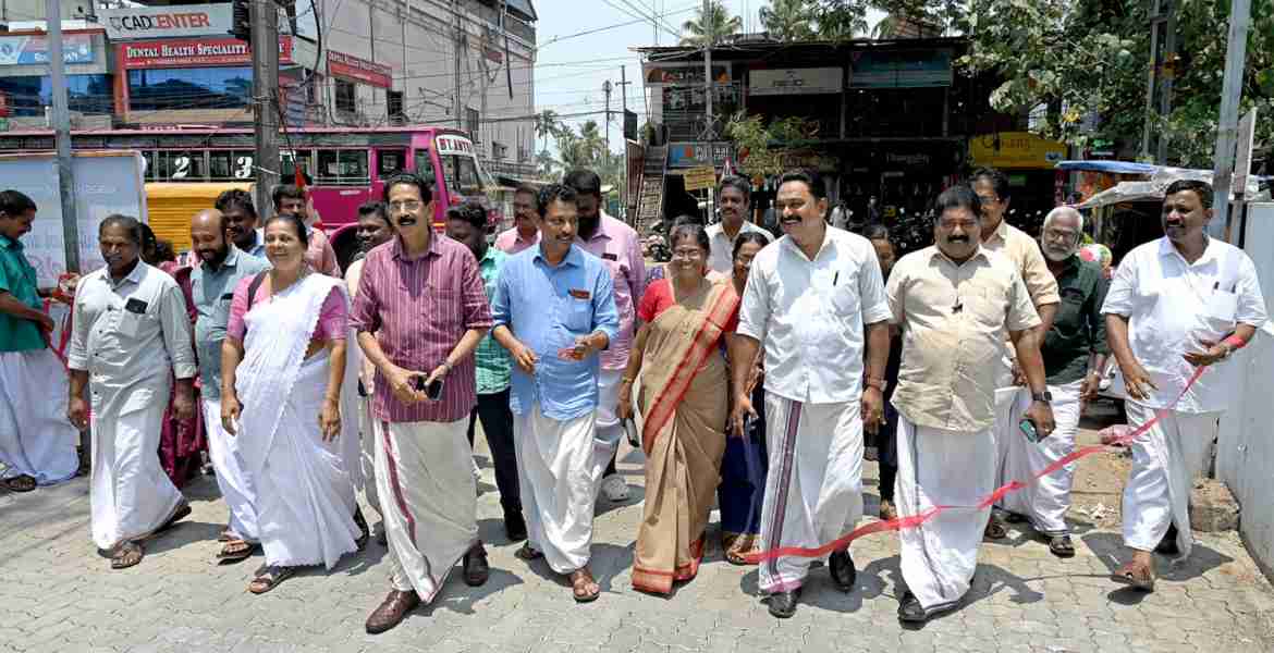 കൊടുങ്ങല്ലൂർ വടക്കേനടയിലെ ആശുപത്രി റോഡ് ഡ്വ. വി ആർ സുനിൽകുമാർ എംഎൽഎ ഉദ്‌ഘാടനം ചെയ്യുന്നു