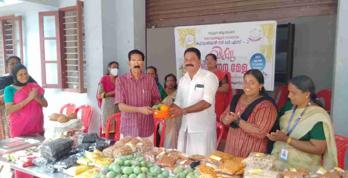 കൊടുങ്ങല്ലൂർ നഗരസഭയിലെ കുടുംബശ്രീ വിഷു വിപണനമേള കെ ആർ ജൈത്രൻ ഉദ്ഘാടനം ചെയ്യുന്നു