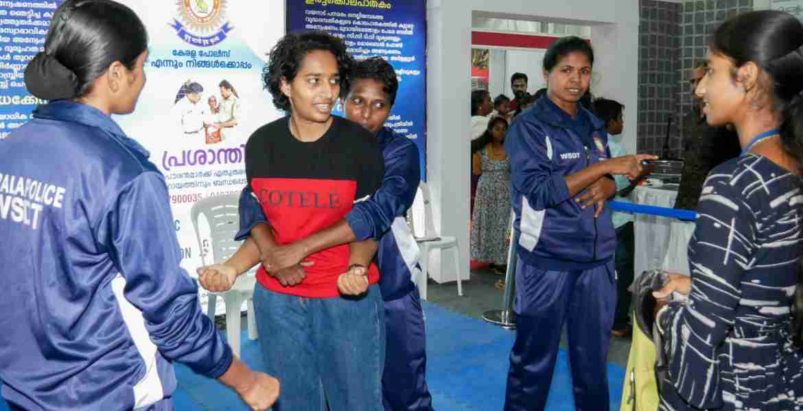 എ.കെ. 47, മെഷീൻ ഗൺ; അടിച്ചാൽ തിരിച്ചടിക്കാനുള്ള അടവുകൾ, അടിപൊളിയാണ് കേരള പോലീസ് സ്റ്റാൾ