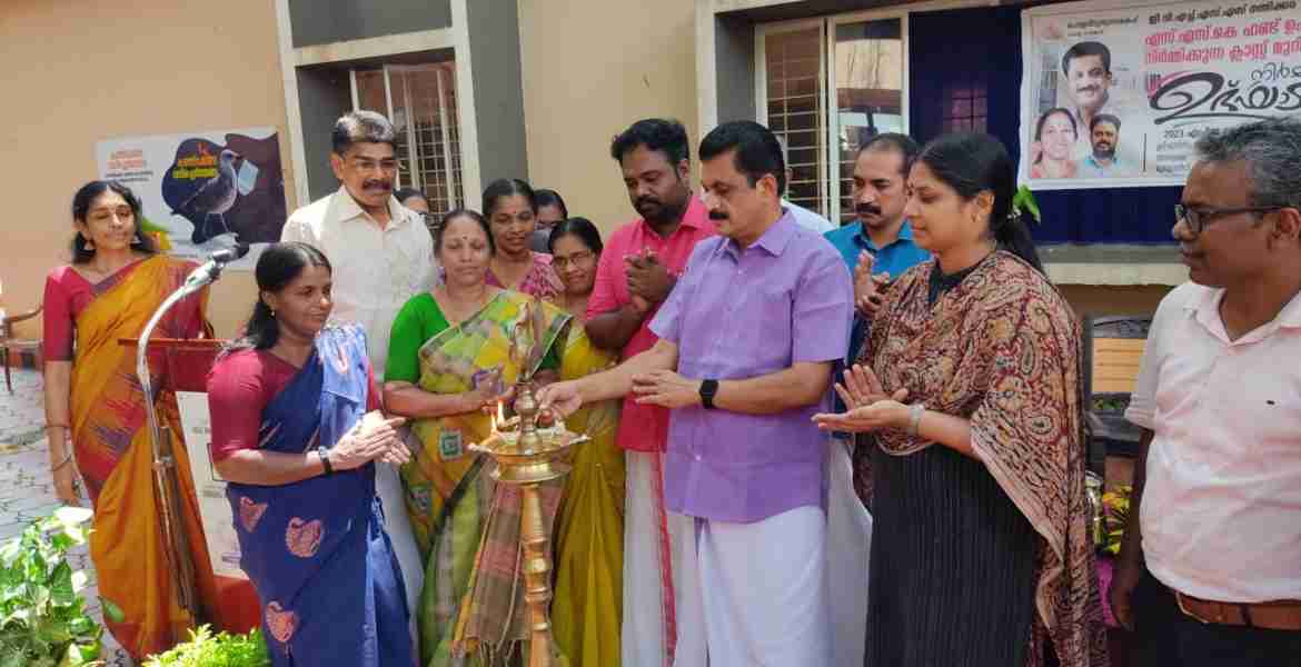 കെട്ടിടത്തിന്റെ നിർമ്മാണോദ്ഘാടനം  പുതുക്കാട് എംഎൽഎ കെ കെ രാമചന്ദ്രൻ നിർവഹിക്കുന്നു.