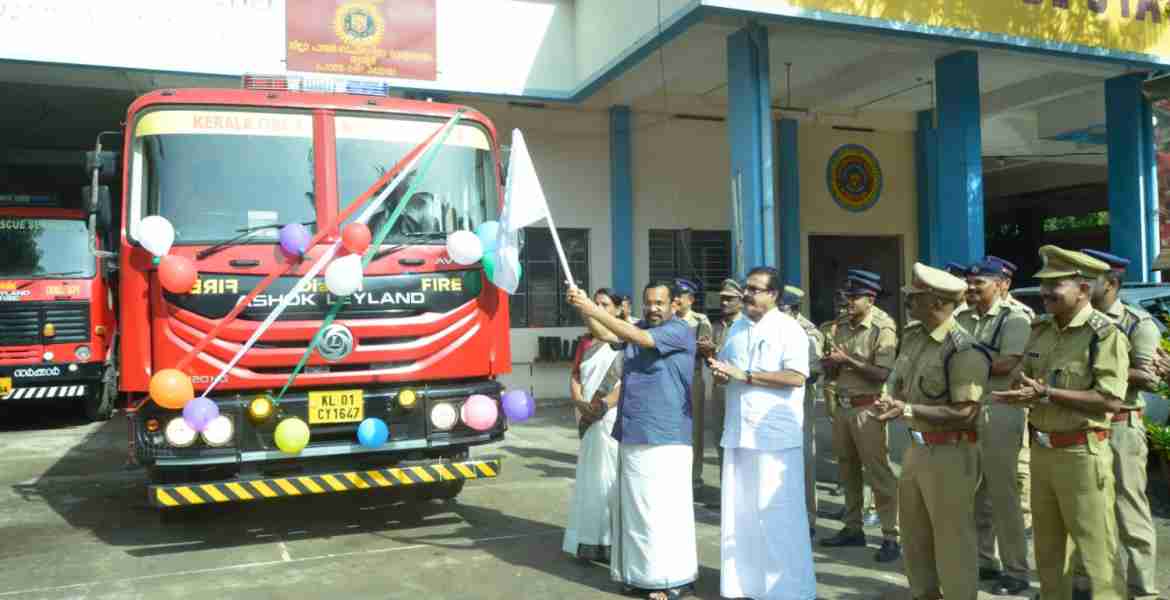 മൊബൈൽ ടാങ്കർ യൂണിറ്റ്  റവന്യൂ വകുപ്പ് മന്ത്രി കെ രാജൻ ഫ്ലാഗ് ഓഫ് ചെയ്തു