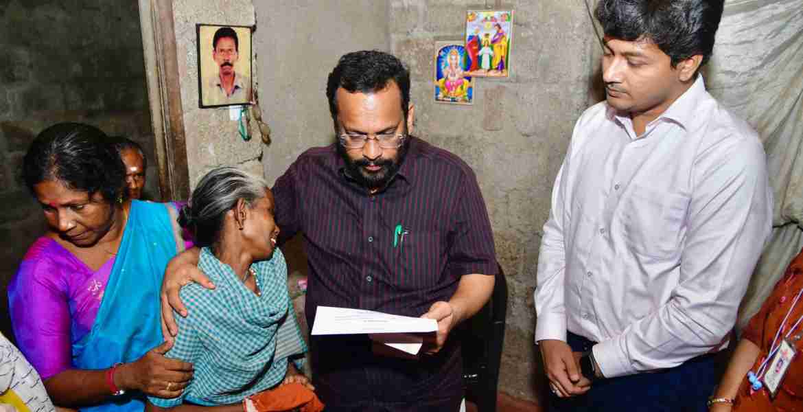 പീച്ചിയിൽ വള്ളം മറിഞ്ഞു മരിച്ചവരുടെ ആശ്രിതർക്ക് അടിയന്തര ഇടപെടലിലൂടെ ധനസഹായം; മന്ത്രി കെ.  രാജൻ ഭവനങ്ങളിൽ നേരിട്ട് എത്തി
