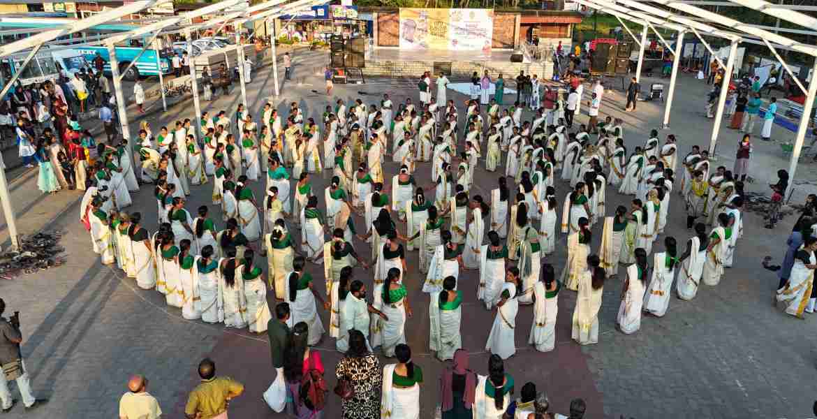 കളം നിറഞ്ഞ് മങ്കമാർ; ശ്രദ്ധേയമായി മെഗാ തിരുവാതിര