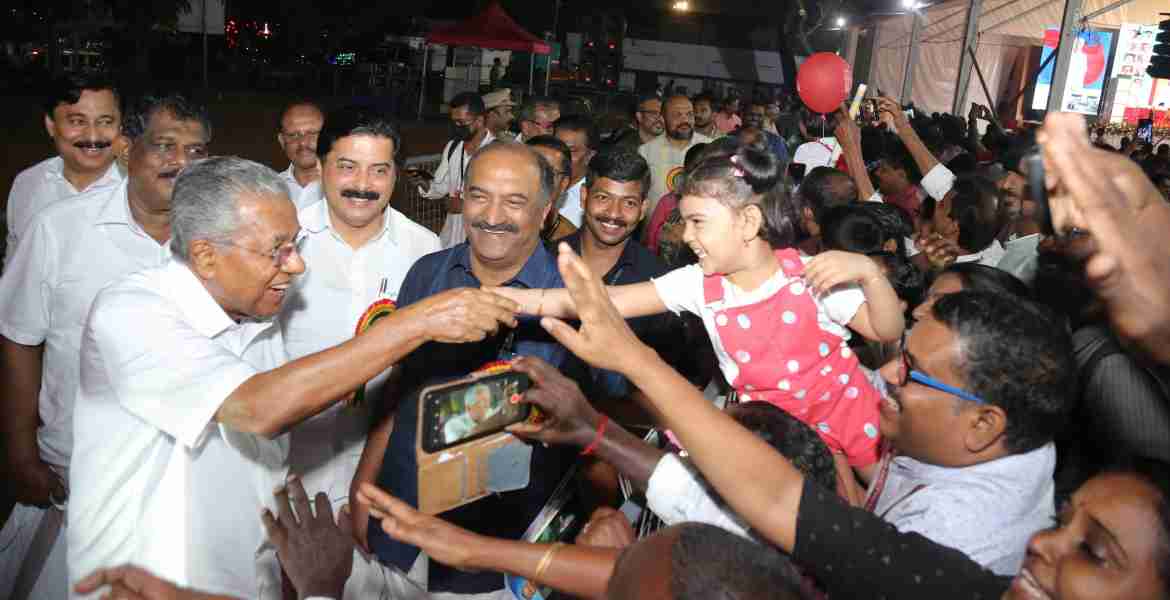 സ്നേഹാദരങ്ങളോടെ ജനനായകരെ വരവേറ്റ് പുതുക്കാട്