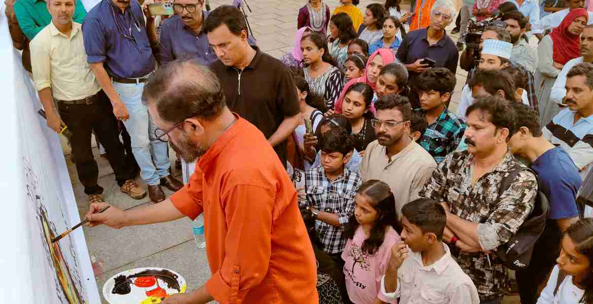 എന്റെ കേരളം പ്രദർശന വിപണന മേളയുടെ പ്രചരണാർത്ഥം  ജില്ലാ ഇൻഫർമേഷൻ ഓഫീസിന്റെ നേതൃത്വത്തിൽ കോഴിക്കോട് ബീച്ചിൽ സംഘടിപ്പിച്ച  "വികസന വരകൾ" സമൂഹ ചിത്ര രചന ചിത്രകാരൻ സുനിൽ അശോകപുരം ഉദ്ഘാടനം ചെയ്യുന്നു.