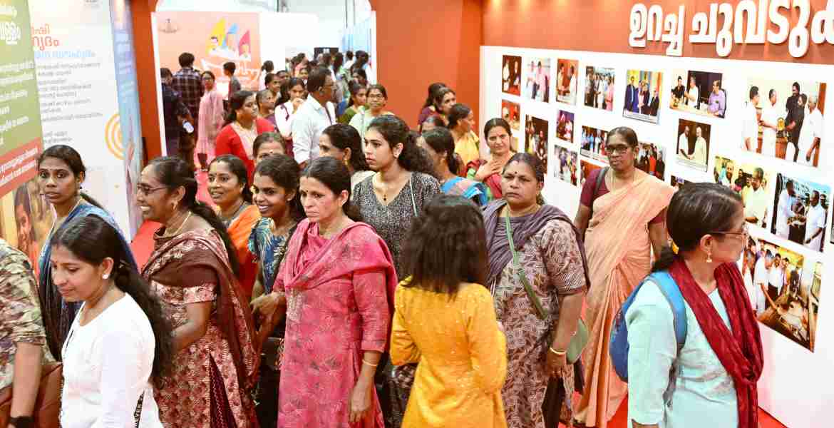 ഇൻഫർമേഷൻ ആൻ്റ് പബ്ലിക്ക് റിലേഷൻസ് സ്റ്റാളിലെ പ്രദർശനം കാണാൻ എത്തിയവർ ( സ്റ്റോറി ഫോട്ടോസ്)