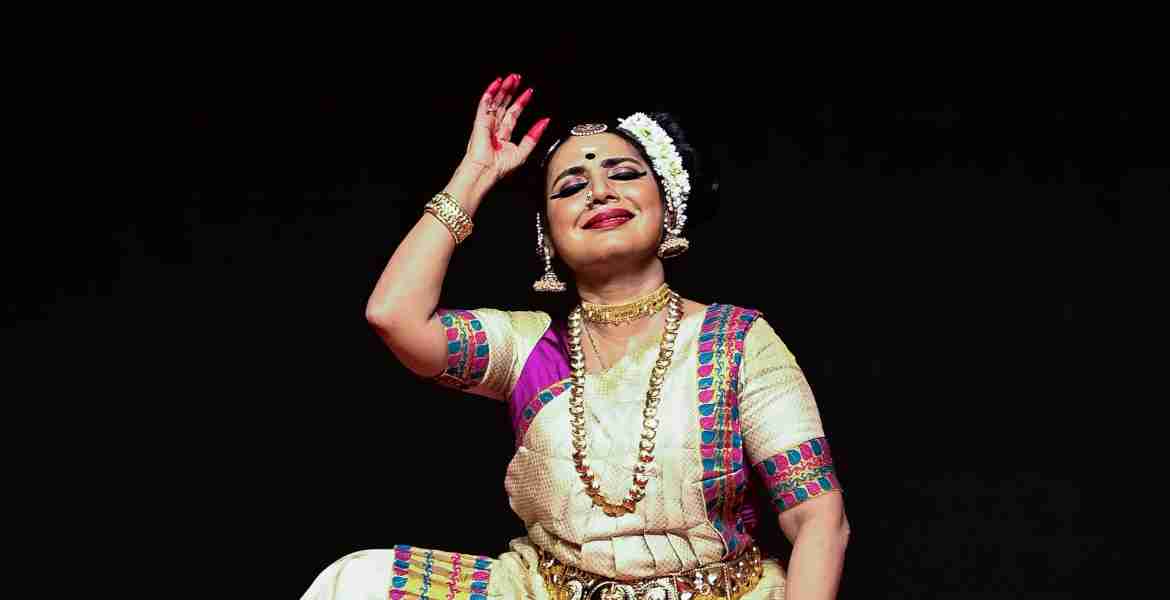 എന്റെ കേരളം' പ്രദര്‍ശന-വിപണന മേളയുടെയും സരസ് മേളയുടെയും ഭാഗമായി കോഴിക്കോട് ബീച്ചിൽ  നിസർഗ്ഗ ഡാൻസ് ഫെസ്റ്റിവലിൽ നീന പ്രസാദ്,   നൃത്തം അവതരിപ്പിക്കുന്നു.