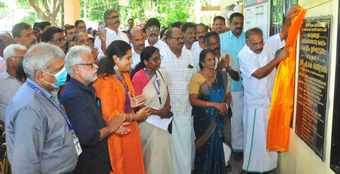 നന്മണ്ട പഞ്ചായത്തിലെ കൊളത്തൂർ കുടുംബാരോഗ്യ കേന്ദ്രത്തിന്റെ പുതിയ കെട്ടിട ഉദ്ഘാടനം  മന്ത്രി എ കെ ശശീന്ദ്രൻ നിർവ്വഹിക്കുന്നു.