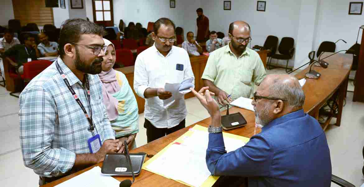 കലക്ടറേറ്റ് കോൺഫറൻസ് ഹാളിൽ നടന്ന വിവരാവകാശ കമ്മീഷൻ സിറ്റിങ്ങിൽ  കമ്മീഷണർ ഡോ. എ അബ്ദുൽ ഹക്കീം   പരാതികൾ കേൾക്കുന്നു.