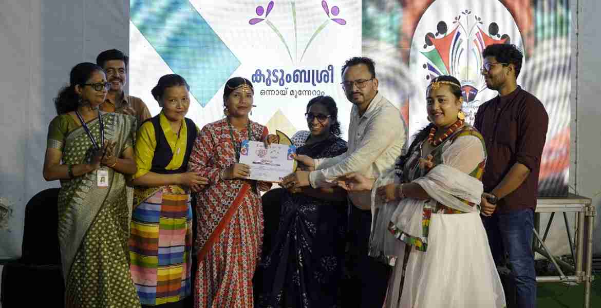 സിക്കിമിൽ നിന്നുള്ള സൻജോക്ക് സ്വയം സഹായ സംഘം ഇതര സംസ്ഥാന വിഭാഗത്തിൽ മികച്ച ഫുഡ് സ്റ്റാളിനുള്ള പുരസ്‌കാരം ഏറ്റുവാങ്ങുന്നു. 