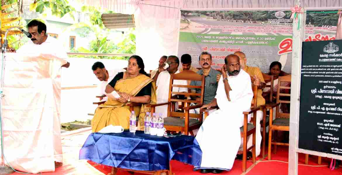 നവീകരണം പൂർത്തിയാക്കിയ ഒറവയ്ക്കൽ-കൂരാലി റോഡിൻ്റെ അരുവിക്കുഴി മുതൽ വല്യാത്ത്കവല വരെയുള്ള ഭാഗത്തിൻ്റെ ഉദ്ഘാടന ചടങ്ങിൽ സർക്കാർ ചീഫ് വിപ്പ്  ഡോ. എൻ. ജയരാജ്  പ്രസംഗിക്കുന്നു.
