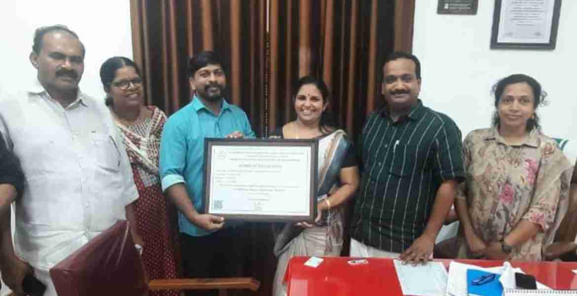എൻഎബിഎൽ ന്റെ അംഗീകാര സർട്ടിഫിക്കറ്റ് ജില്ലാ പഞ്ചായത്ത് പ്രസിഡന്റ് ഷീജ ശശി ജില്ലാ മണ്ണ് പരിശോധനാ ലബോറട്ടറി അസിസ്റ്റന്റ് സോയിൽ കെമിസ്റ്റ് വി സി സുബ്രഹ്മണ്യന് കൈമാറുന്നു