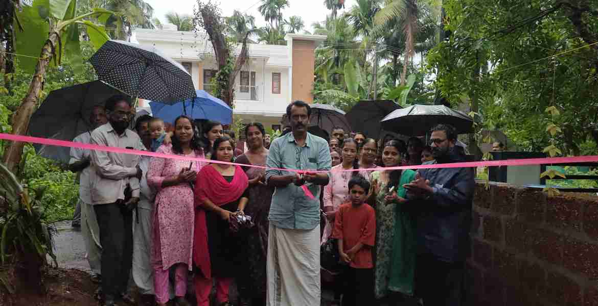 പുനത്തിൽതാഴ-ചോന്യാണ്ടി കനാൽ റോഡ് ഗ്രാമപഞ്ചായത്ത് പ്രസിഡൻ്റ് സി കെ ശ്രീകുമാർ ഉദ്ഘാടനം ചെയ്യുന്നു