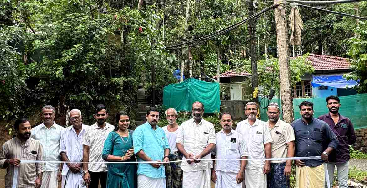കതിരോട് -ഊരോപറമ്പ് റോഡ് നഗരസഭ ചെയർമാൻ വെള്ളറ അബ്ദു ഉദ്ഘാടനം ചെയ്യുന്നു