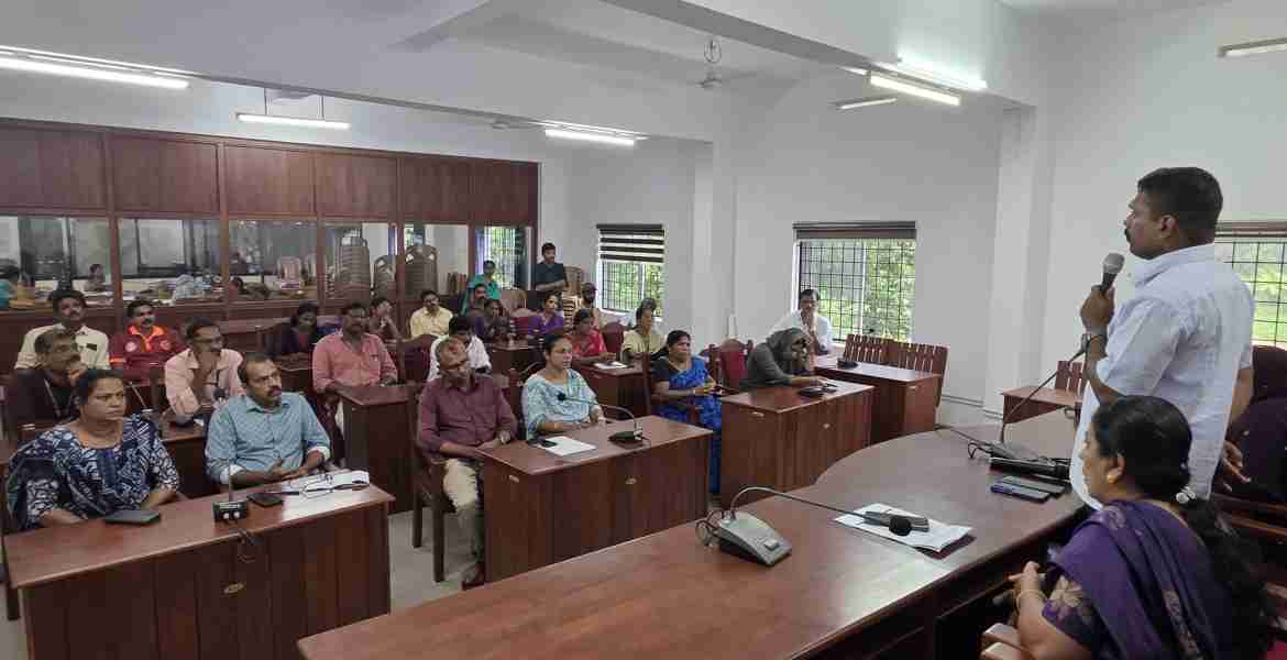 കോടഞ്ചേരി ഗ്രാമ പഞ്ചായത്തിൽ ചേർന്ന ദുരന്ത നിവാരണ അവലോകനയോഗത്തിൽ പ്രസിഡന്റ്‌ അലക്സ്‌ തോമസ് ചെമ്പകശ്ശേരി സംസാരിക്കുന്നു