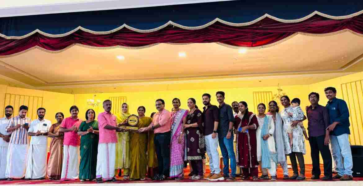 തൊഴിലുറപ്പ് പദ്ധതിയിൽ 100% തൊഴിൽ ദിനങ്ങൾ സൃഷ്‌ടിച്ച തലക്കുളത്തൂർ ഗ്രാമപഞ്ചായത്തിനുള്ള ആദരവ് ബ്ലോക്ക്‌ പഞ്ചായത്ത്‌ പ്രസിഡന്റ്‌ കെ പി സുനിൽകുമാറിൽ നിന്നും  ഏറ്റുവാങ്ങുന്നു