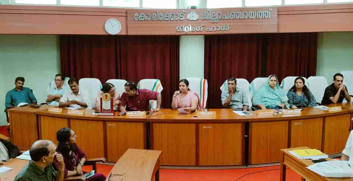 കോഴിക്കോട് ജില്ലാ പഞ്ചായത്ത് ഹാളിൽ ചേർന്ന ബ്യൂറോ ചീഫ് മാരുടെ യോഗത്തിൽ ജില്ലാ പഞ്ചായത്ത് പ്രസിഡന്റ് ഷീജാ ശശി സംസാരിക്കുന്നു