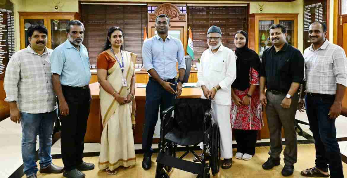 കലക്ടറേറ്റിലേക്കു  അറക്കൽ രാജകുടുംബാംഗങ്ങളായ സിനിത്ത ആദിരാജ, വി എം ബഷീർ എന്നിവർ നൽകുന്ന വീൽചെയർ   ജില്ലാ കലക്ടർ അരുൺ കെ വിജയൻ ഏറ്റുവാങ്ങുന്നു
