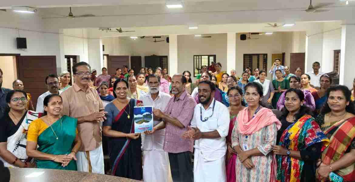 കൂടാളി പഞ്ചായത്തിന്റെ ജല ബജറ്റ് ഹരിത കേരള മിഷൻ ജില്ലാ കോർഡിനേറ്റർ ഇ കെ സോമശേഖരൻ പ്രകാശനം ചെയ്യുന്നു