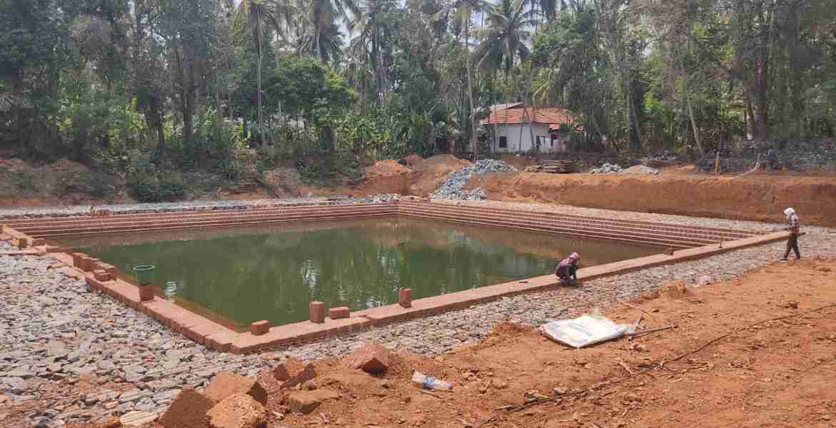 പ്രവൃത്തി പുരോഗമിക്കുന്ന തിരുവള്ളൂർ മഹാശിവക്ഷേത്രം കുളം