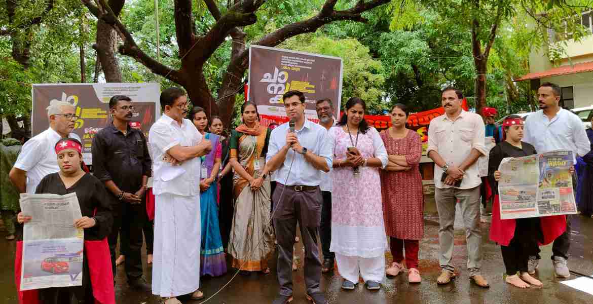 വടകര 'തണല്‍' വിദ്യാര്‍ഥികളുടെ ലഹരിവിരുദ്ധ ബോധവത്കരണ തെരുവുനാടകം കലക്ടറേറ്റില്‍ ജില്ലാ കലക്ടര്‍ സ്‌നേഹില്‍ കുമാര്‍ സിംഗ് ഉദ്ഘാടനം ചെയ്യുന്നു