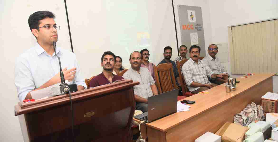 അക്ഷരോന്നതി പദ്ധതിയിലേക്ക് ജില്ലാ എന്‍എസ്എസ് സമാഹരിച്ച പുസ്തകങ്ങള്‍ ജില്ലാ കലക്ടര്‍ സ്‌നേഹില്‍ കുമാര്‍ സിംഗ് ഏറ്റുവാങ്ങുന്നു