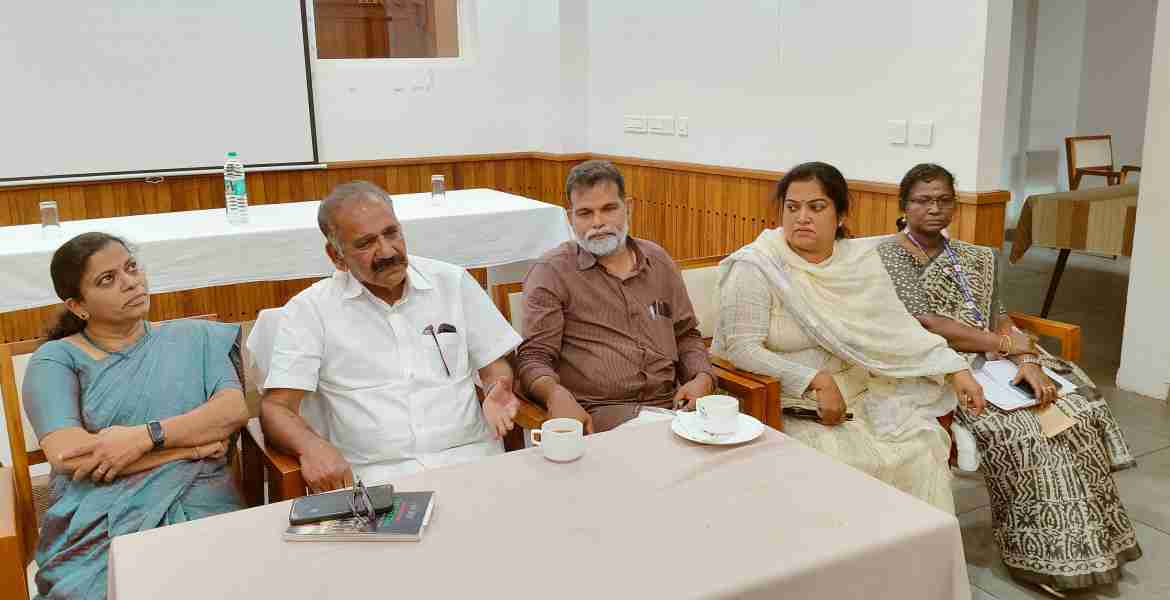 ദേശീയപാത നിർമാണവുമായി ബന്ധപ്പെട്ട് കോഴിക്കോട് ഗസ്റ്റ് ഹൗസിൽ മന്ത്രി എ കെ ശശീന്ദ്രന്റെ അധ്യക്ഷതയിൽ ചേർന്ന ദേശീയപാത ഉദ്യോഗസ്ഥരുടെയും  ജനപ്രതിനിധികളുടെയും  അവലോകന യോഗം