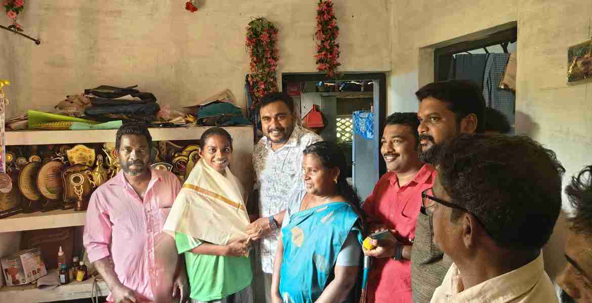 സോനയെ മന്ത്രി വീണാ ജോർജ് ഫോണിൽ വിളിച്ച് ആശംസ അറിയിക്കുന്നു
