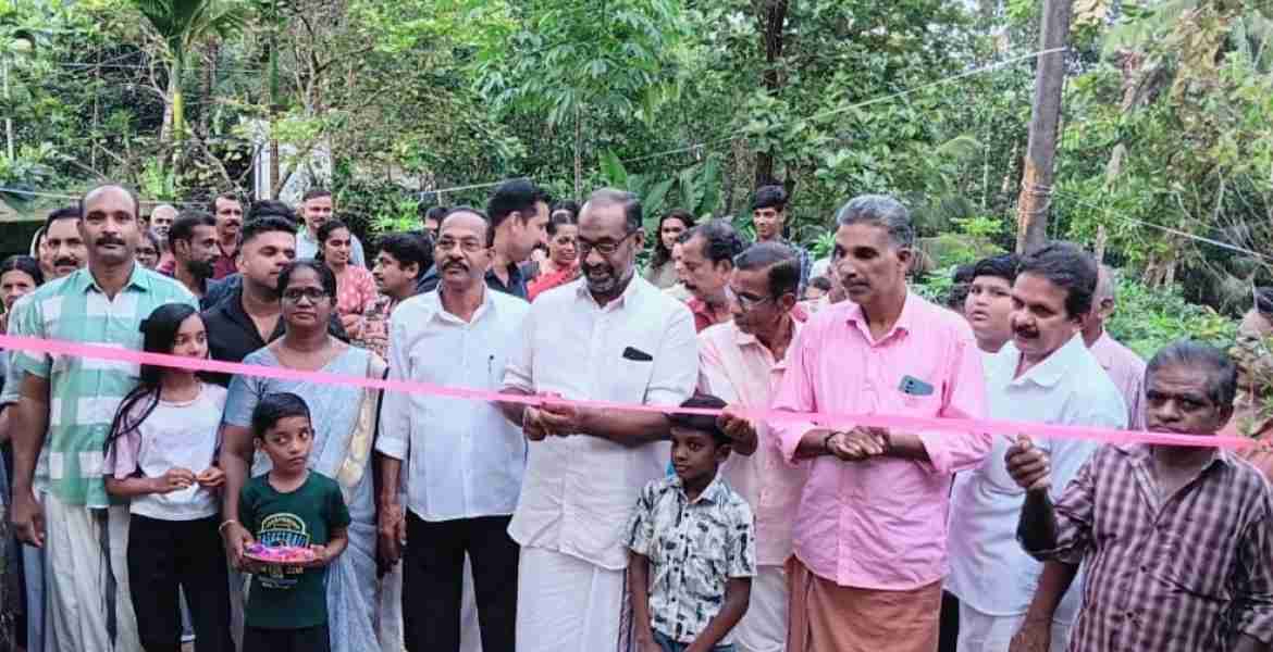 എരഞ്ഞോണ -മേലെ പനമ്പൊടിച്ചാലിൽ റോഡ് ഉദ്ഘാടനം നഗരസഭ ചെയർമാൻ വെള്ളറ അബ്ദു നിർവ്വഹിക്കുന്നു