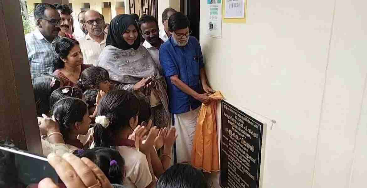 ചെക്യാട് ഗവൺമെൻ്റ് എൽപി സ്കൂൾ പുതിയ കെട്ടിടം എം എൽ എ ഇ കെ വിജയൻ ഉദ്ഘാടനം ചെയ്യുന്നു