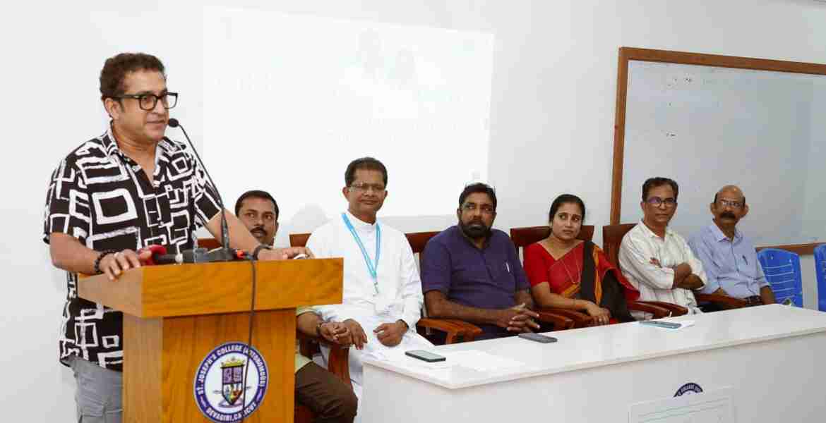 റീജിയണൽ ഫിലിം ഫെസ്റ്റിവലിന്റെ ലോഗോ പ്രകാശനം നടൻ സന്തോഷ്‌ കീഴാറ്റൂർ നിർവഹിക്കുന്നു
