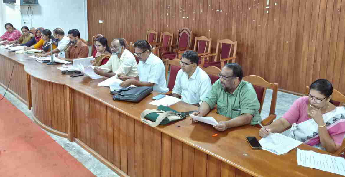 സെക്രട്ടറിയേറ്റ് കോൺഫറൻസ് ഹാളിൽ നടന്ന ജില്ല ആസൂത്രണ സമിതി യോഗത്തിൽ നിന്ന്
