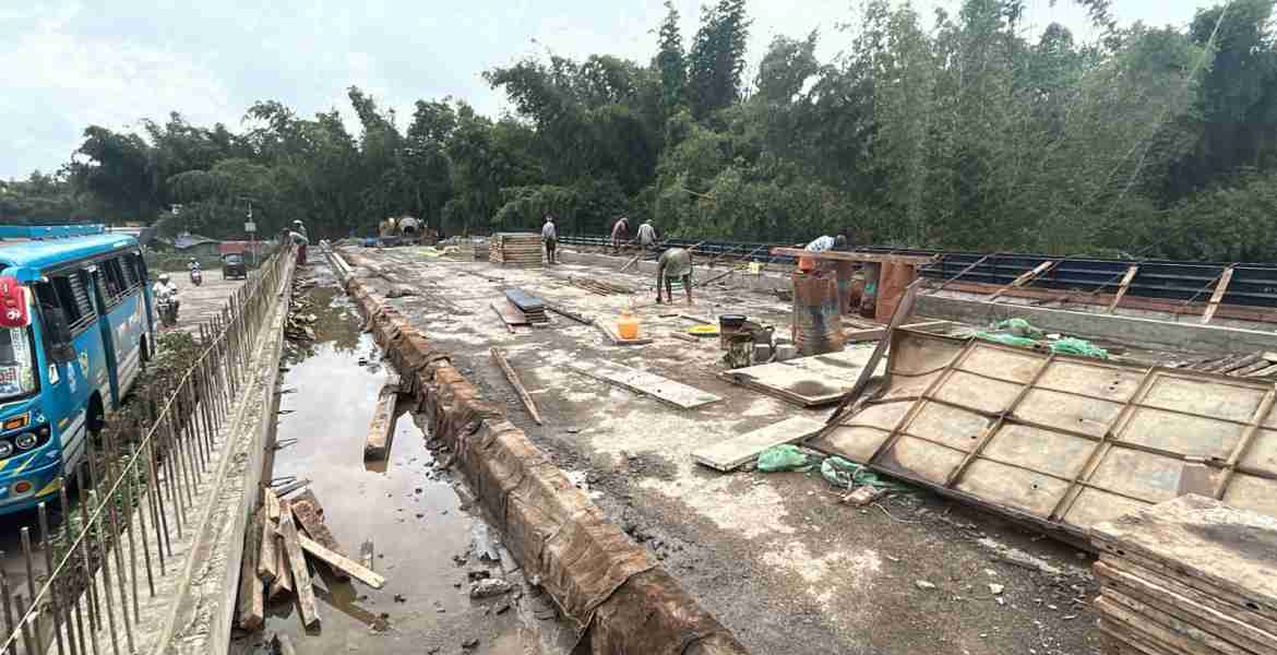 പ്രവൃത്തി പുരോഗമിക്കുന്ന പനമരം-ചെറുപുഴ പാലം നിർമാണം