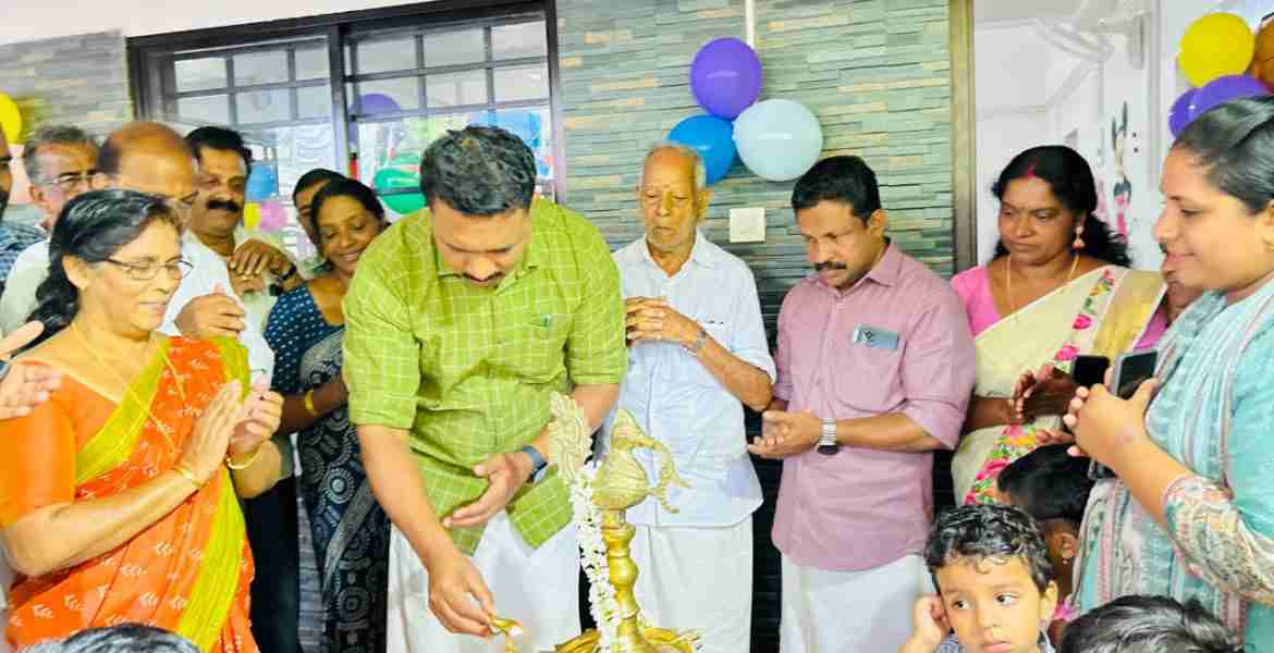 വെള്ളപാട്ട് അങ്കണവാടി ഉദ്ഘാടനം സുൽത്താൻ ബത്തേരി നഗരസഭ ചെയർപേഴ്സൺ ടി കെ രമേശ്‌ നിർവഹിക്കുന്നു