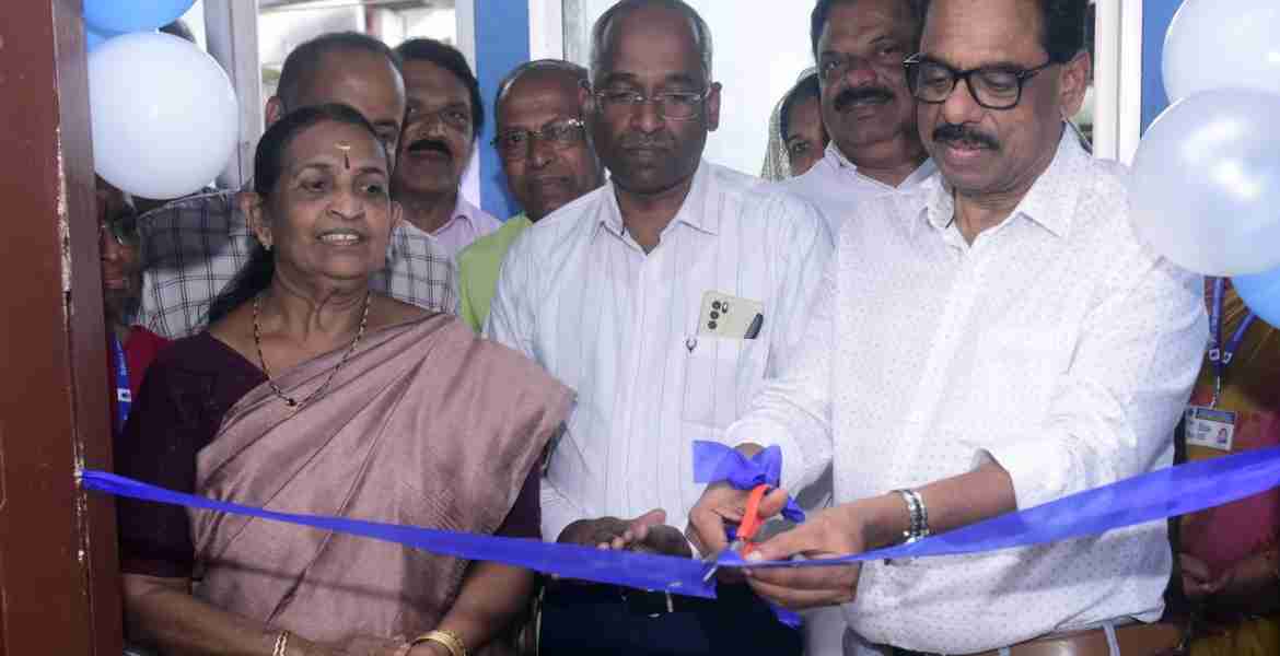 മാനന്തവാടി മുൻസിപ്പാലിറ്റി ലീഗൽ എയ്ഡ്  ക്ലിനിക്   ജില്ലാ ജഡ്ജ് അയൂബ് ഖാൻ ഉദ്ഘാടനം ചെയ്യുന്നു