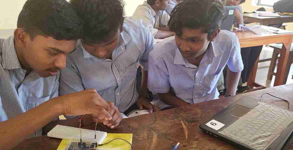 റോബോട്ടിക്സ് പരിശീലനത്തിൽ ഏർപ്പെട്ടിരിക്കുന്ന വിദ്യാർഥികൾ