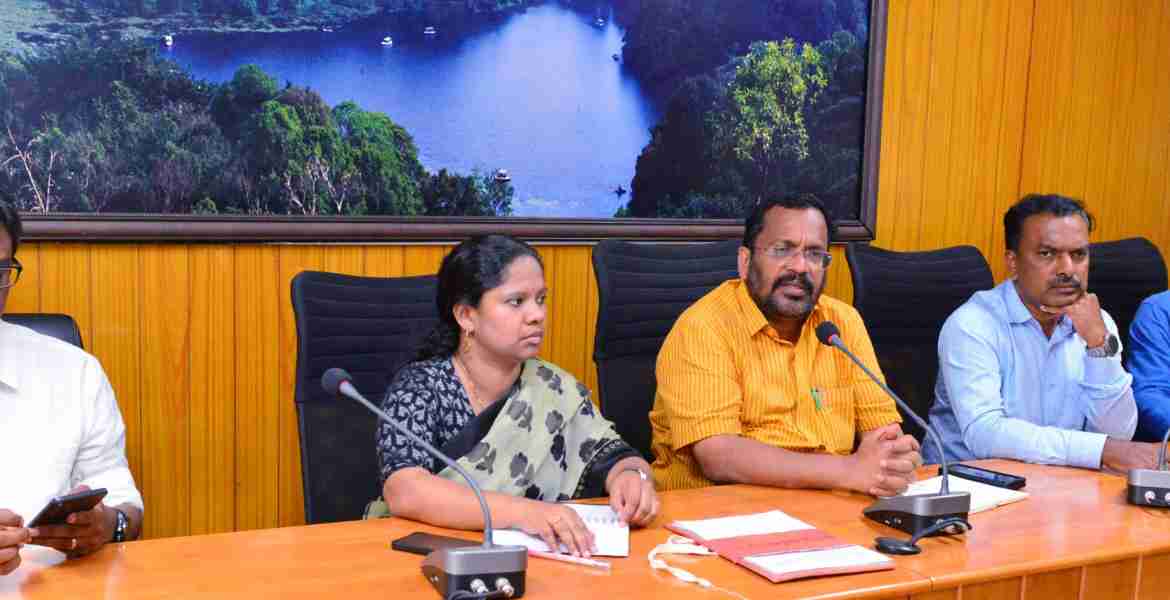 റവന്യൂ മന്ത്രി കെ. രാജന്‍ എല്‍സ്റ്റണ്‍ എസ്റ്റേറ്റില്‍ ടൗണ്‍ഷിപ്പിന്റെ നിര്‍മ്മാണ പുരോഗതി വിലയിരുത്തുന്നു