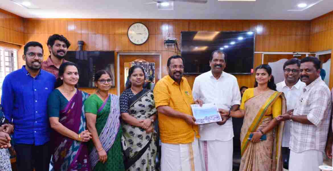 കോട്ടത്തറയിൽ ഒരുങ്ങുന്ന രാജ്യത്തെ ആദ്യ വളർത്തുമൃഗ ദുരിതാശ്വാസ കേന്ദ്രത്തിന്റെ ഡി.പി.ആർ മന്ത്രി കെ. രാജൻ മന്ത്രി ഒ.ആർ. കേളുവിന് നൽകി പ്രകാശനം ചെയ്യുന്നു