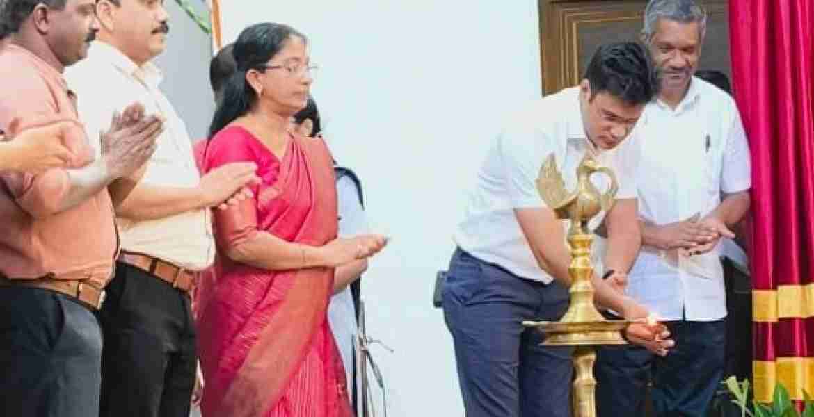 വടവാതൂര്‍ നവോദയ കേന്ദ്രീയ വിദ്യാലയത്തില്‍ നടന്ന ദേശീയ സമ്മതിദായക ദിനാഘോഷം ജില്ലാ കളക്ടര്‍  ചേതൻ കുമാർ മീണ ഉദ്ഘാടനം ചെയ്യുന്നു