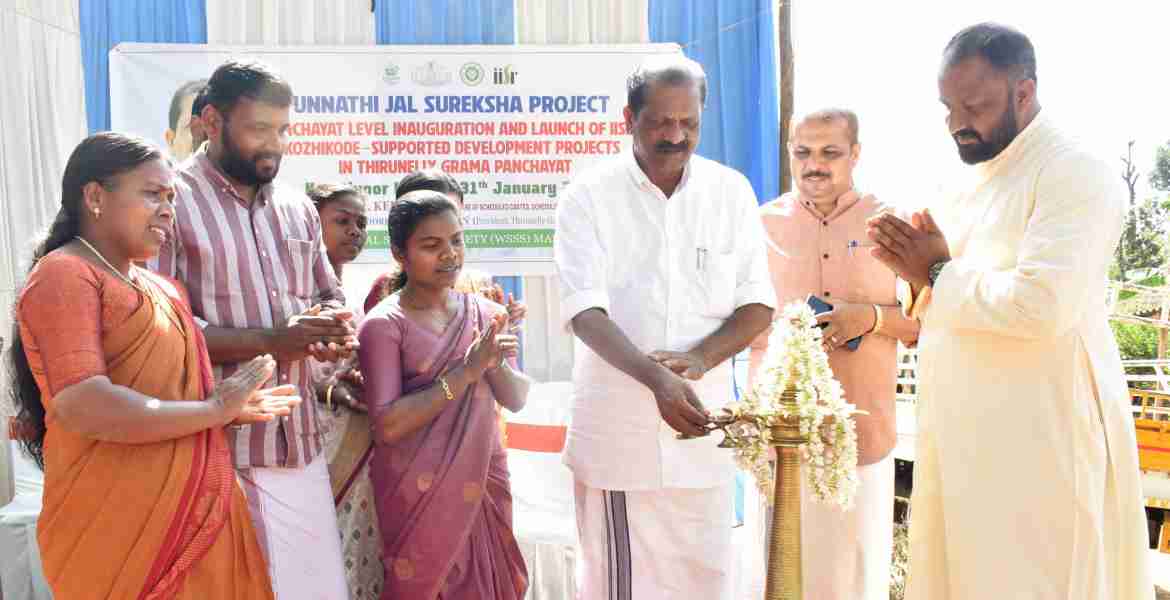 കൊട്ടിയൂര്‍ ഉന്നതിയില്‍ നടപ്പാക്കിയ ജല്‍ സുരക്ഷകുടിവെള്ള പദ്ധതിയുടെയും ഭാരതീയ സുഗന്ധവിള ഗവേക്ഷണ കേന്ദ്രം ട്രൈബല്‍ സബ് പ്ലാനില്‍ ഉള്‍പ്പെടുത്തി നടത്തുന്ന വിവിധ വികസന പദ്ധതികളുടെ ഉദ്ഘാടനം പട്ടികജാതി-പട്ടികവര്‍ഗ്ഗ-പിന്നാക്കക്ഷേമ വകുപ്പ് മന്ത്രി ഒ. ആര്‍ കേളു നിര്‍വഹിക്കുന്നു.