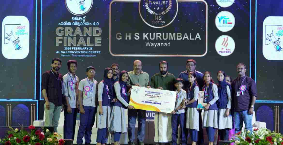 ഹരിതവിദ്യാലയം വിദ്യാഭ്യാസ റിയാലിറ്റി ഷോയിൽ മികച്ച വിദ്യാലയങ്ങളിലൊന്നായി തിരഞ്ഞെടുക്കപ്പെട്ട കുറുമ്പാല ഗവ. ഹൈസ്കൂൾ  വിദ്യാഭ്യാസ മന്ത്രി വി. ശിവൻകുട്ടിയിൽ നിന്നും പുരസ്കാരം ഏറ്റുവാങ്ങുന്നു