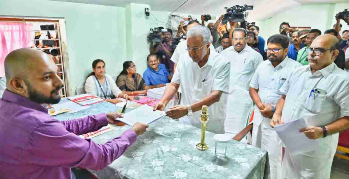 മുഖ്യമന്ത്രി പിണറായി വിജയൻ ധർമ്മടത്ത് പത്രിക നൽകി