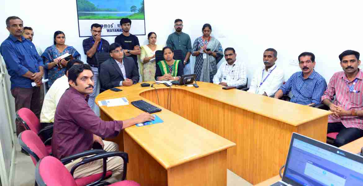 നിയമസഭാ തെരഞ്ഞെടുപ്പ് ഓഫീസർമാരുടെ രണ്ടാം ഘട്ട റാൻഡമൈസേഷൻ  തെരഞ്ഞെടുപ്പ് പൊതു നിരീക്ഷകൻ ഡോ.ശ്രീധർബാബു അധാൻകിയുടെ സാന്നിധ്യത്തിൽ ജില്ലാകളക്ടർ ഡി.ആർ.മേഘശ്രീ നിർവഹിക്കുന്നു